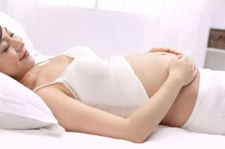 孕妇晚上睡得迟，宝宝也会陪妈妈熬夜？